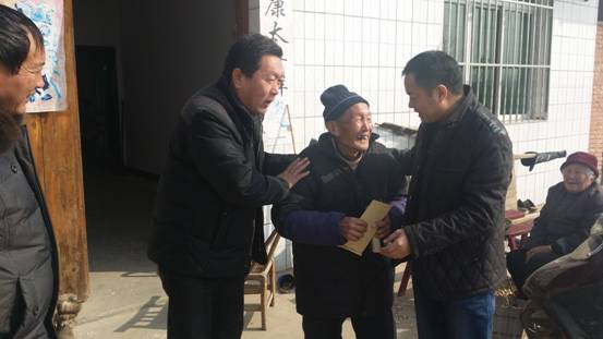 市法院党组走访慰问困难群众