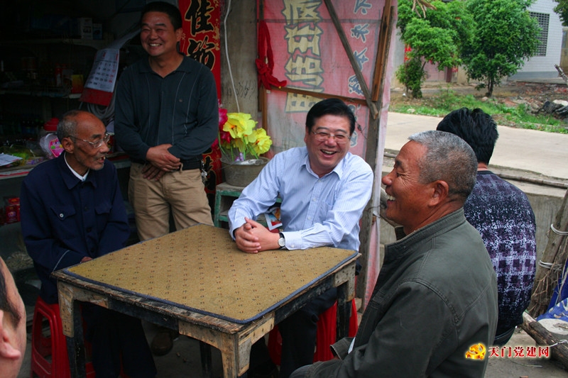 市委书记柯俊到祖师村进村入户