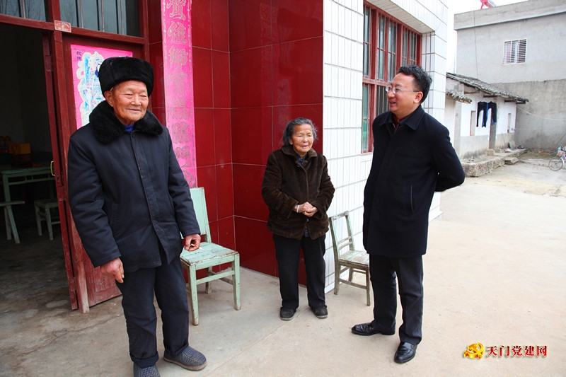 曹部长看望慰问困难党员和群众