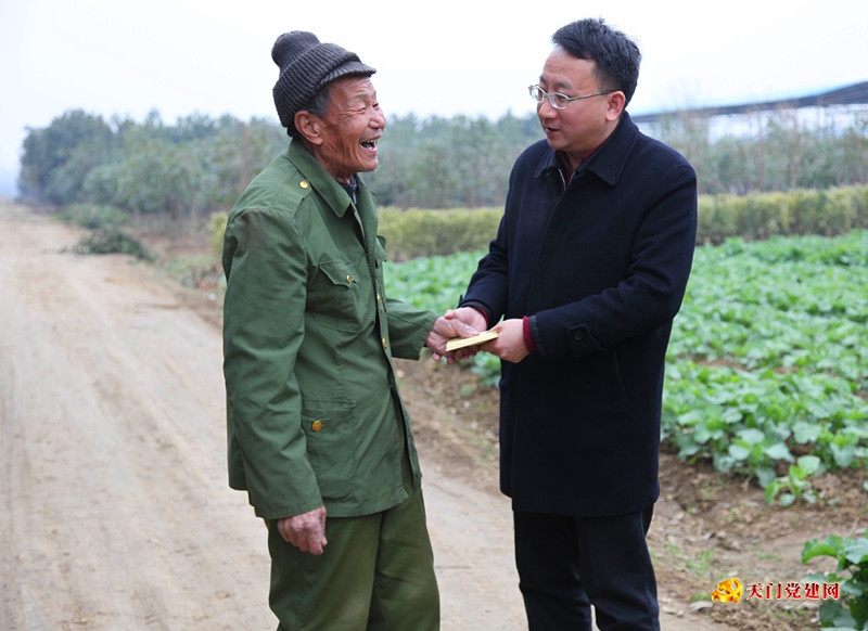 曹部长看望慰问困难党员和群众