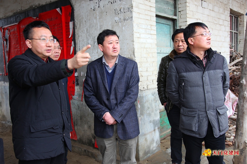 曹部长在张港、蒋场调研时强调要强化管党责任建好党员群众服务中心