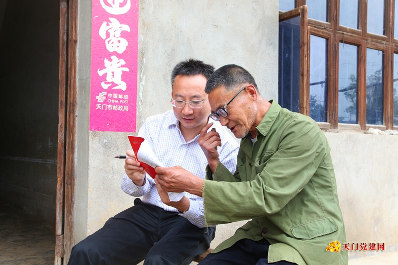曹部长到杨林街道办事处调研指导精准扶贫工作