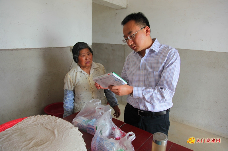 曹部长到杨林街道办事处调研指导精准扶贫工作