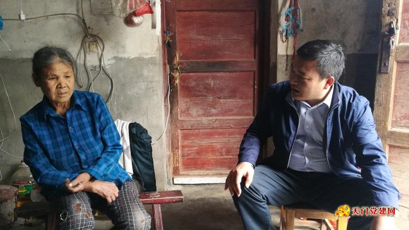 组织部长走访慰问贫困户并督查脱贫攻坚工作