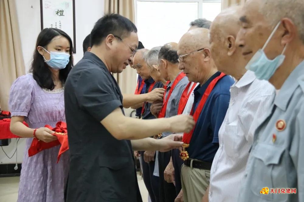 向老党员致敬!天门法院举行“光荣在党50年”纪念章颁发仪式