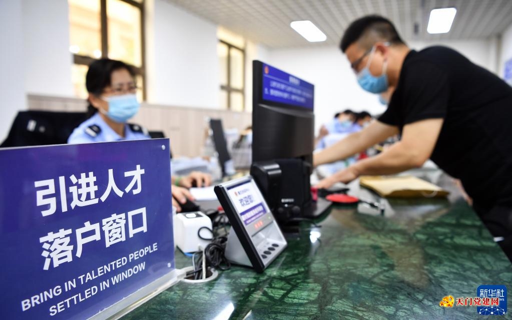 让更多千里马竞相奔腾于伟大时代——以习近平同志为核心的党中央引领推动人才工作纪实