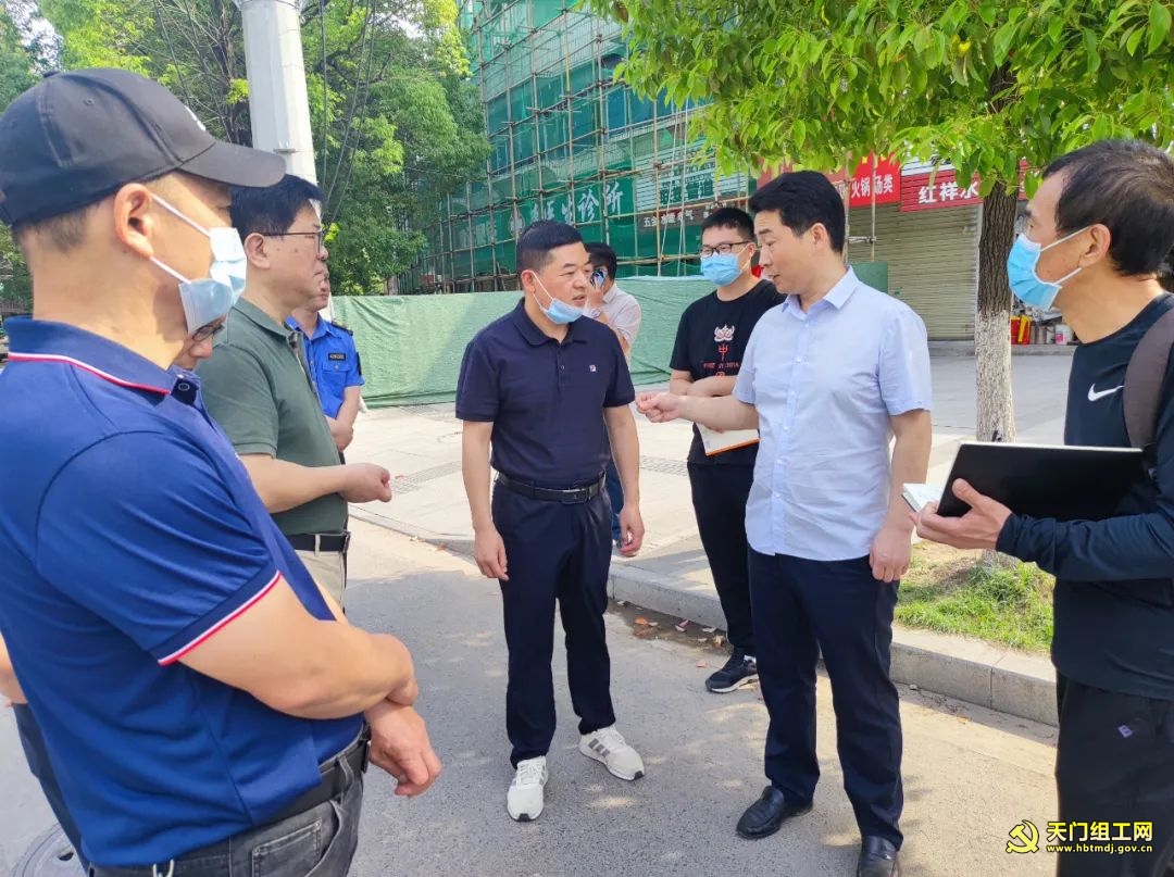 王桂峰到创文包保路段鸿渐路进行督导